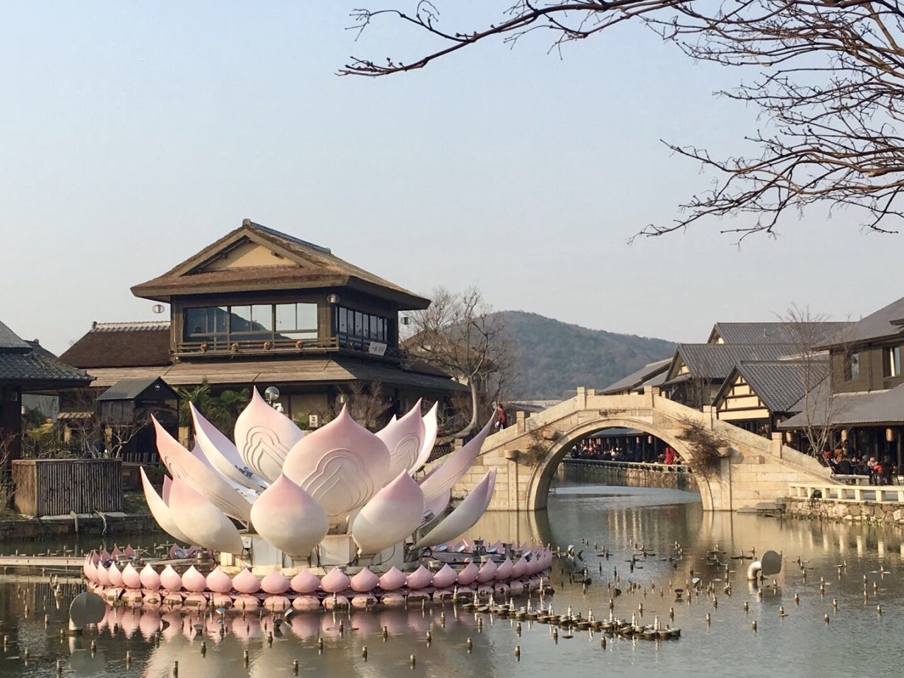 灵山小镇·拈花湾位于无锡市滨湖区马山国家风景名胜区的山水