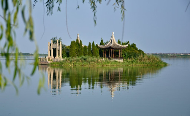 远望陈妃水冢,到达的时候已经是傍晚4点多,没什么游客,船娘也早早收工