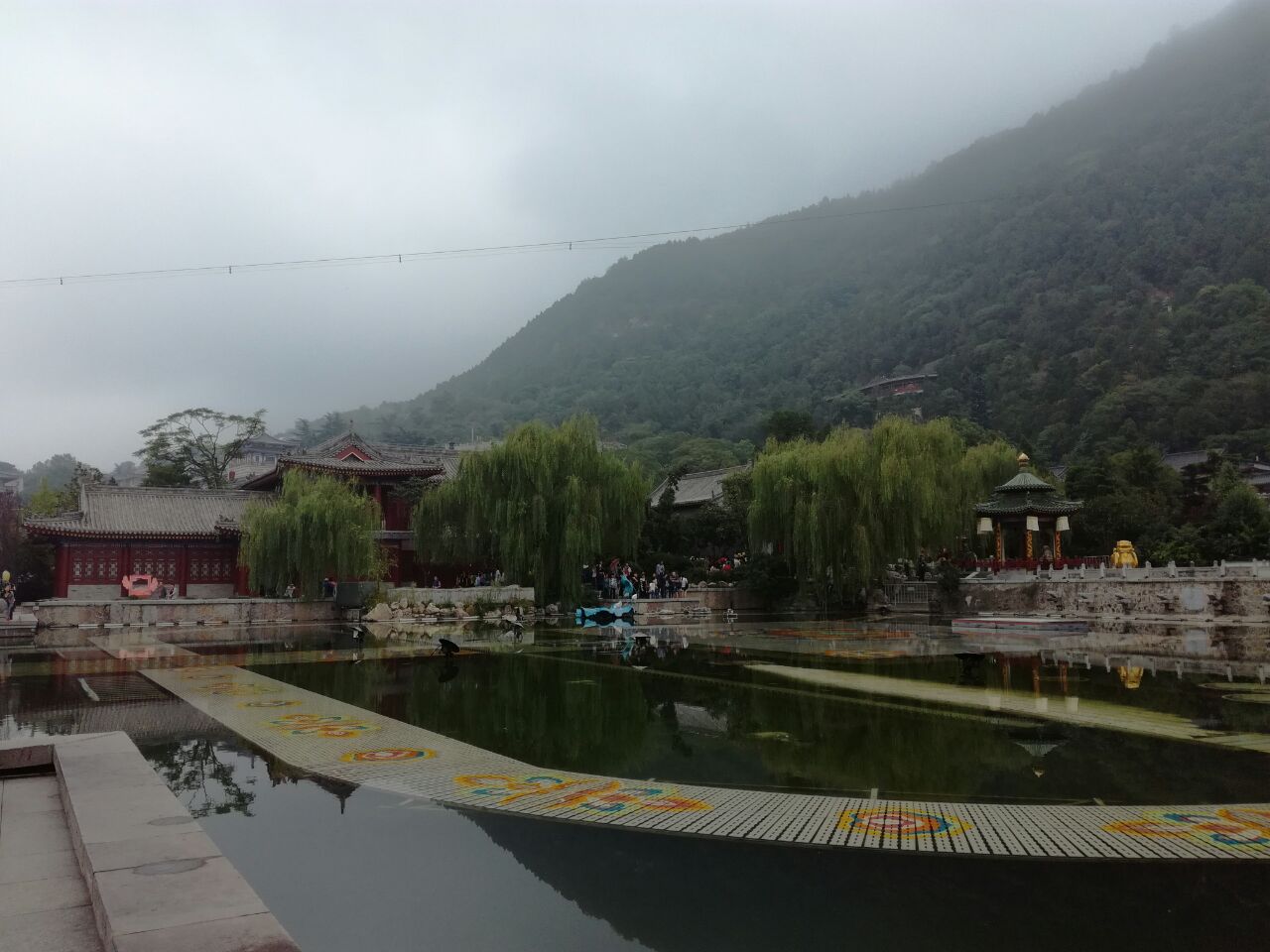 骊山是六朝古都西安一座重要的自然景观和人文山脉.
