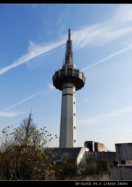 游览岳麓山公园可以到电视塔上的旋转观光厅上浏览长沙全景还是非常不