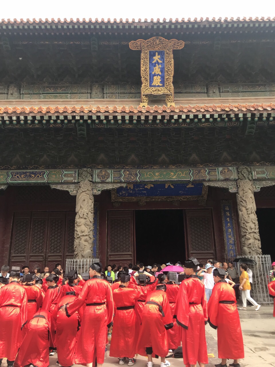 大成殿是曲阜孔庙的正殿,建于1724年,高25米,殿内供奉着大成至圣先师