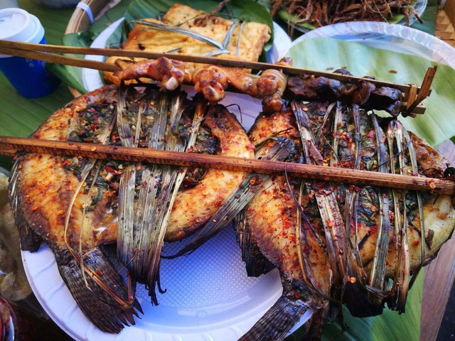 香茅草烤鱼是傣族的特色菜,在西双版纳很常见.