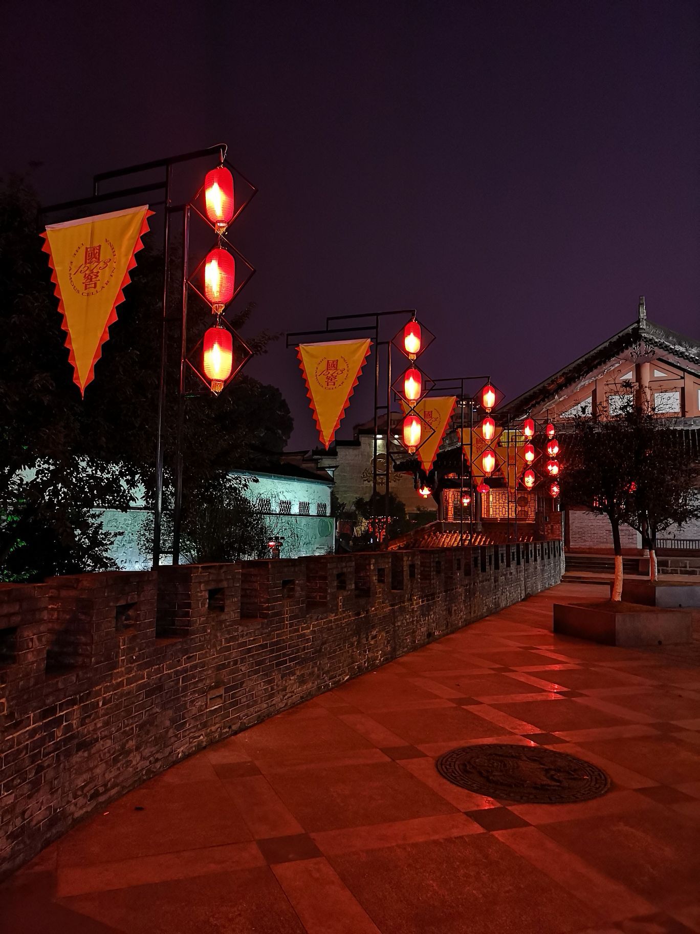 泸州老窖广场的夜景也很漂亮,没有其他游客,整个广场静悄悄的,现场有