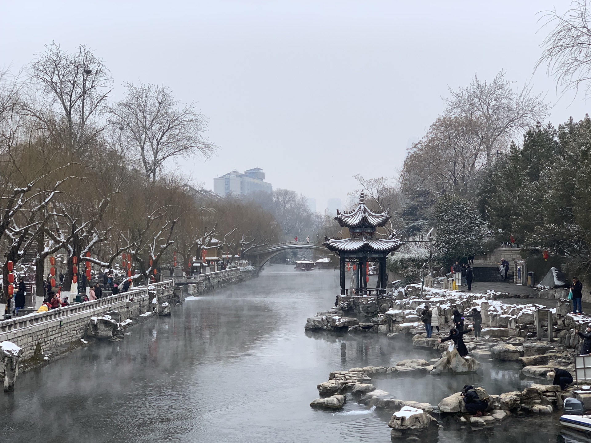 大明湖公园免费,其南面的曲水亭百花洲是老济南泉水人家特色,也是免费