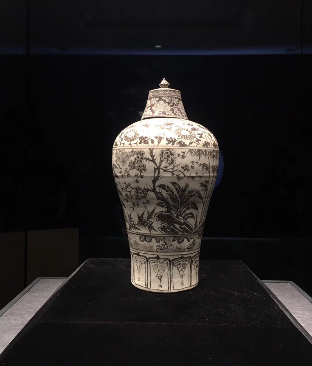 值得来,南京博物院镇馆之宝: 明洪武釉里红岁寒三友纹梅瓶是明代陶瓷