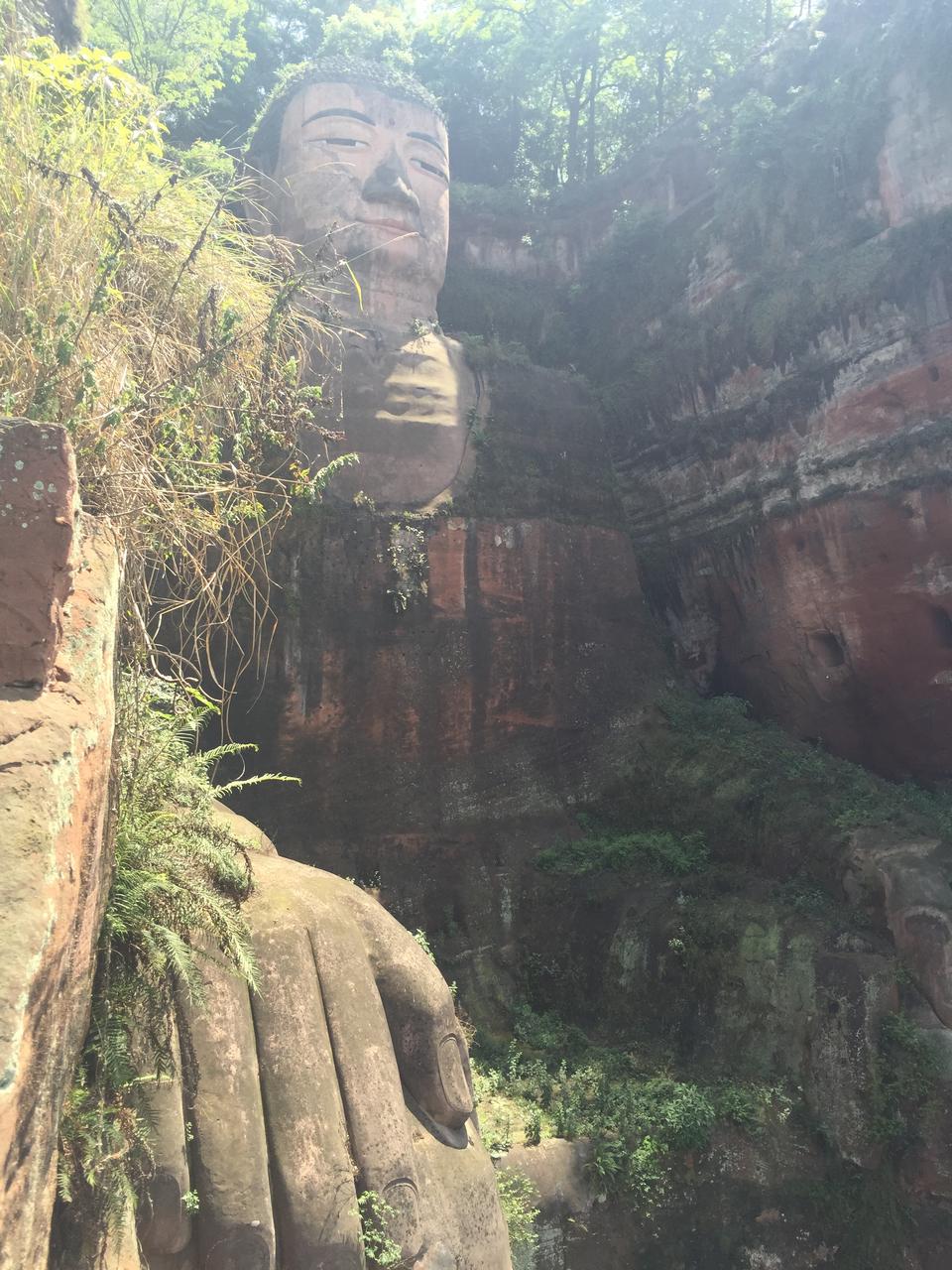 如果看过电影《风云雄霸天下》的游客,应该对乐山大佛的景象历历在目