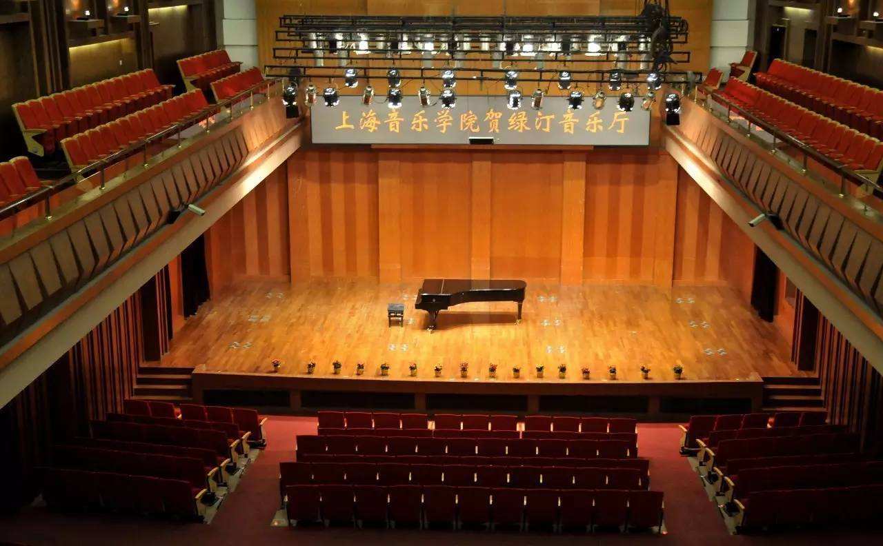 贺绿汀音乐厅在上海市汾阳路20号上海音乐学院里面,音乐厅建筑风格为