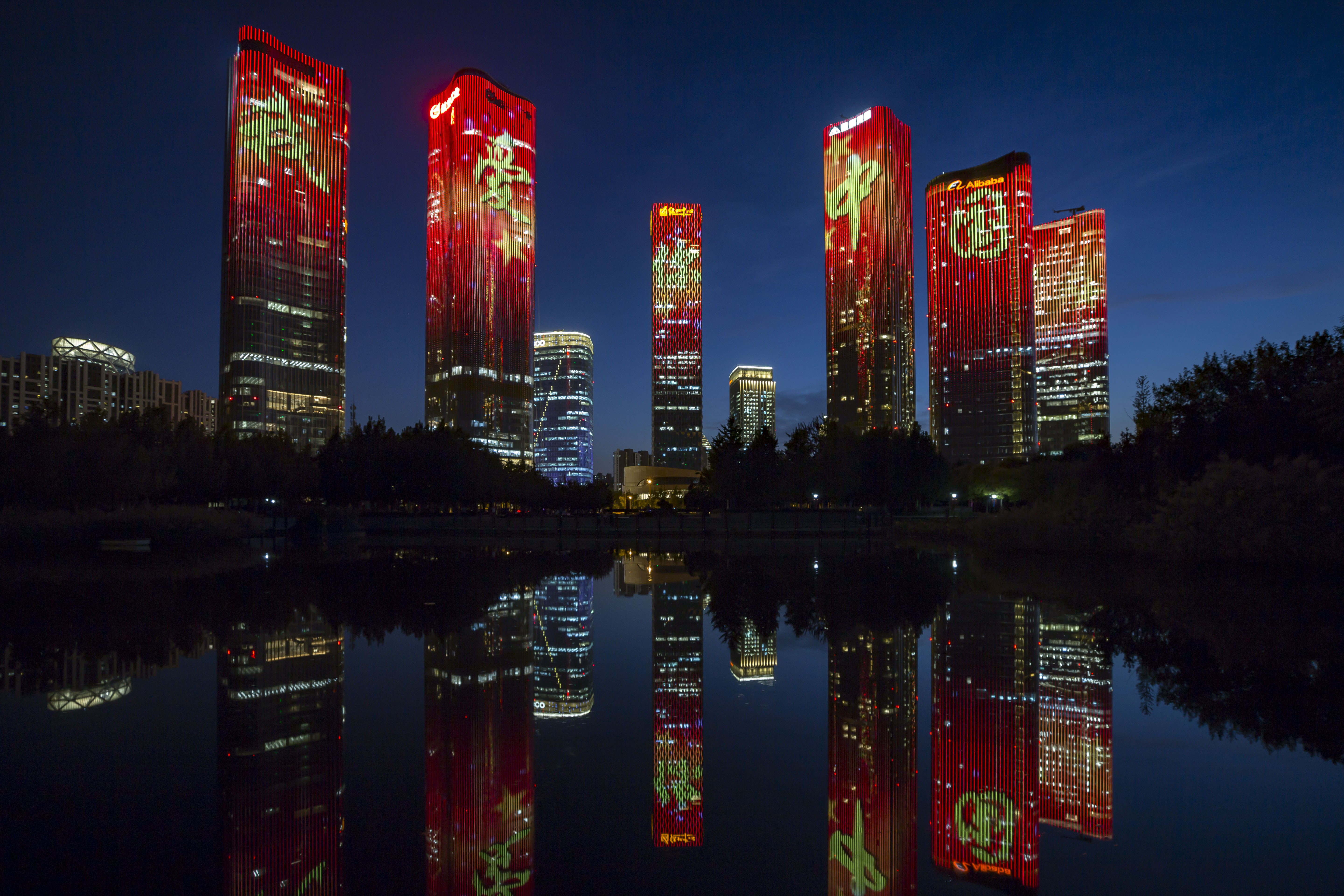 北京望京:首都国门超高建筑群点亮"我爱你中国"