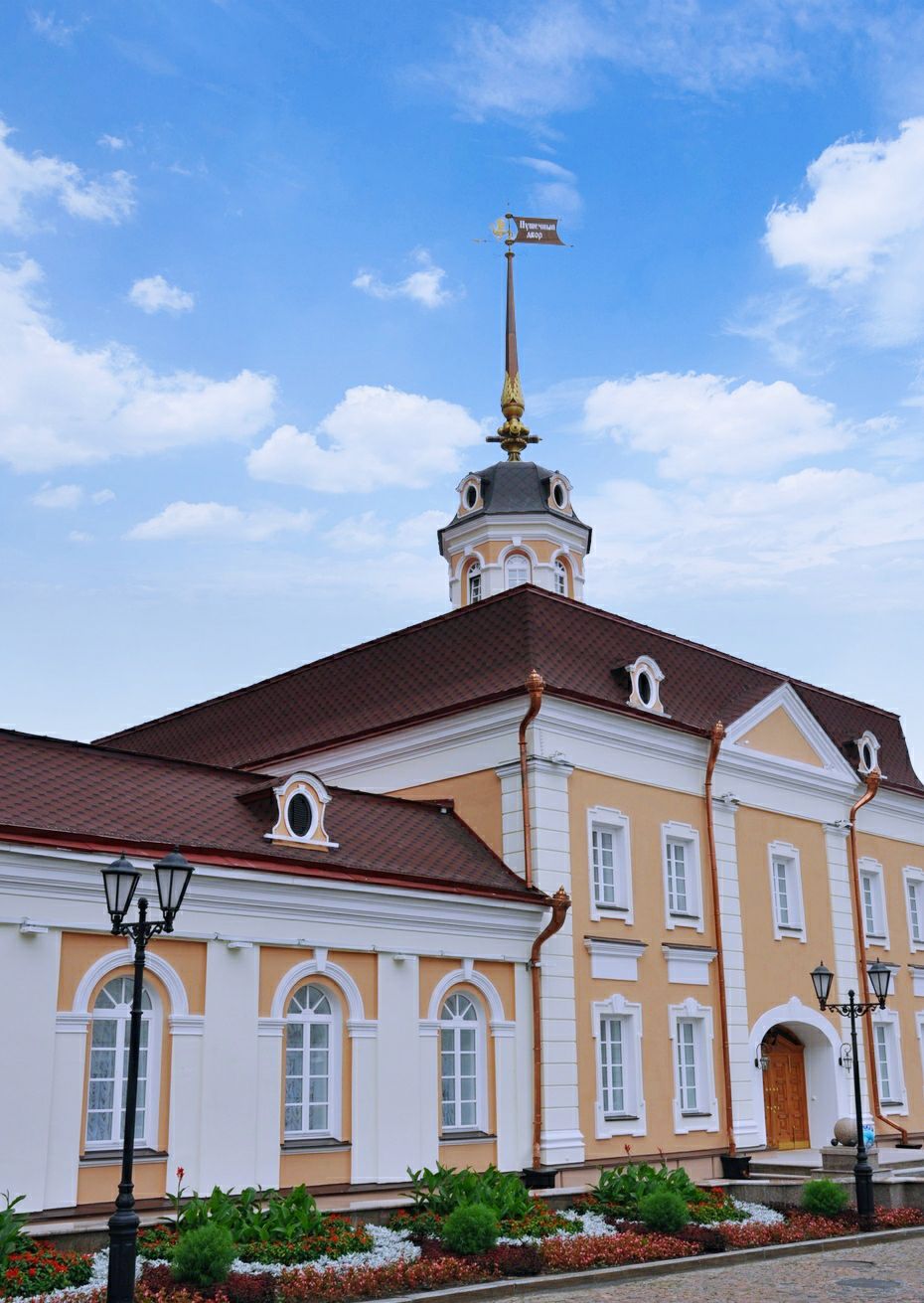 喀山克里姆林宫在俄罗斯是独树一帜的建筑丰碑,座落在风光旖旎的