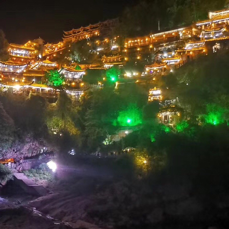 芙蓉镇夜景很美很漂亮,挂在瀑布上的古镇果然名不虚传,令人回味无穷