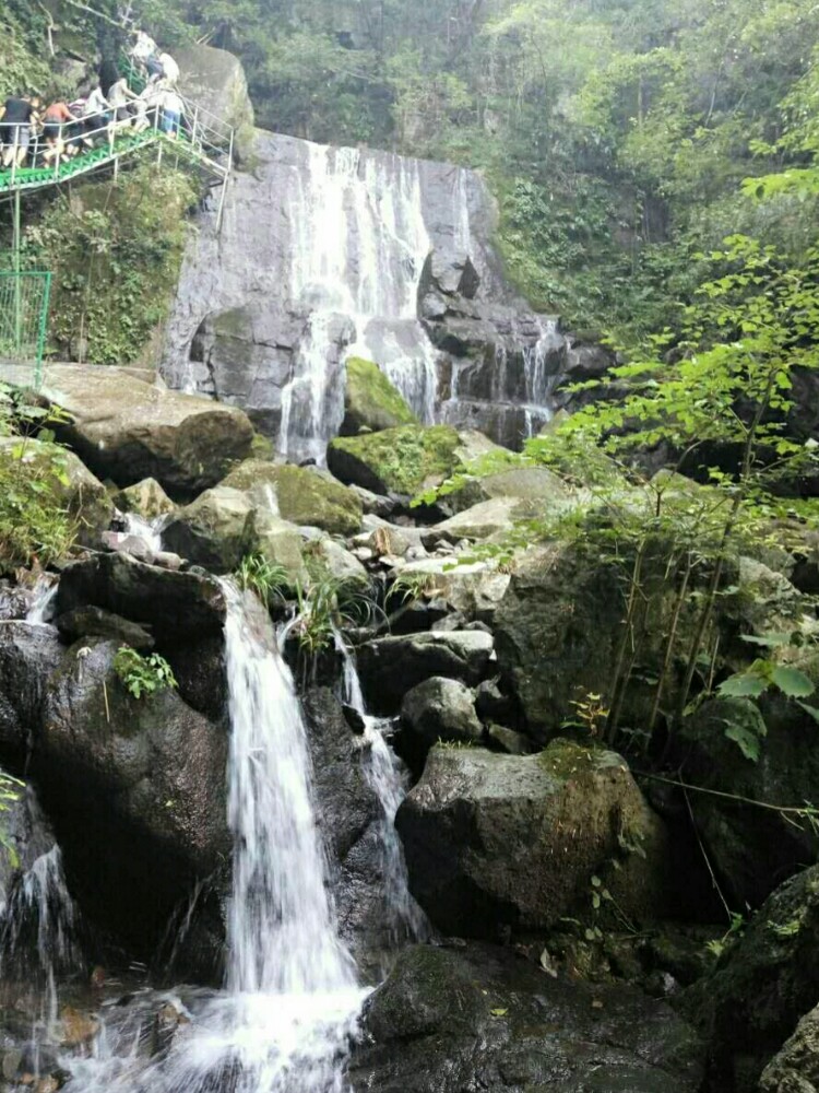 藏龙百瀑景点,风景不错,拾阶而上一路都是瀑布,刚进景区有个猴园还有