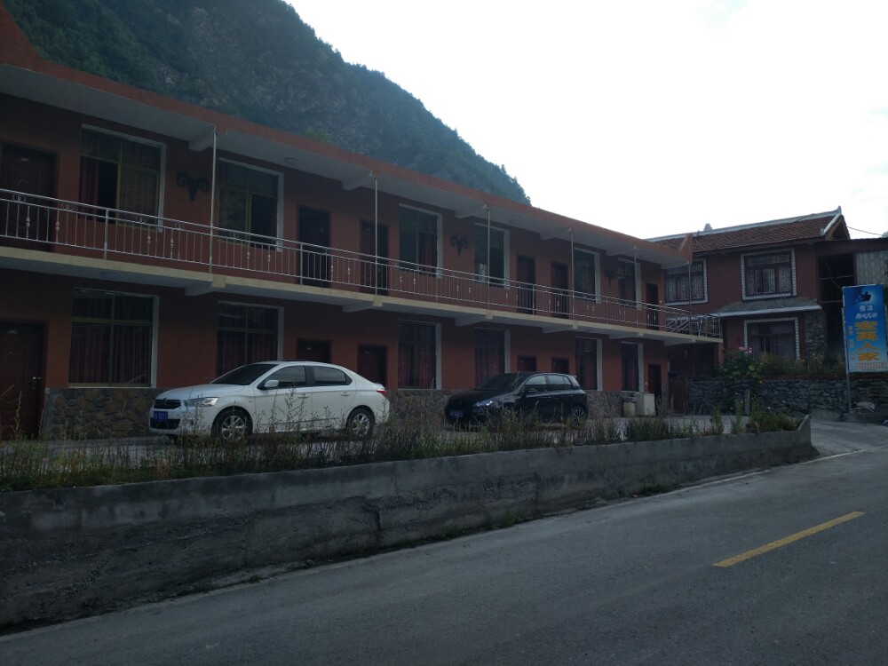松坪沟住宿100包早晚餐联系人小陈13408371586农家乐位置在景区中心