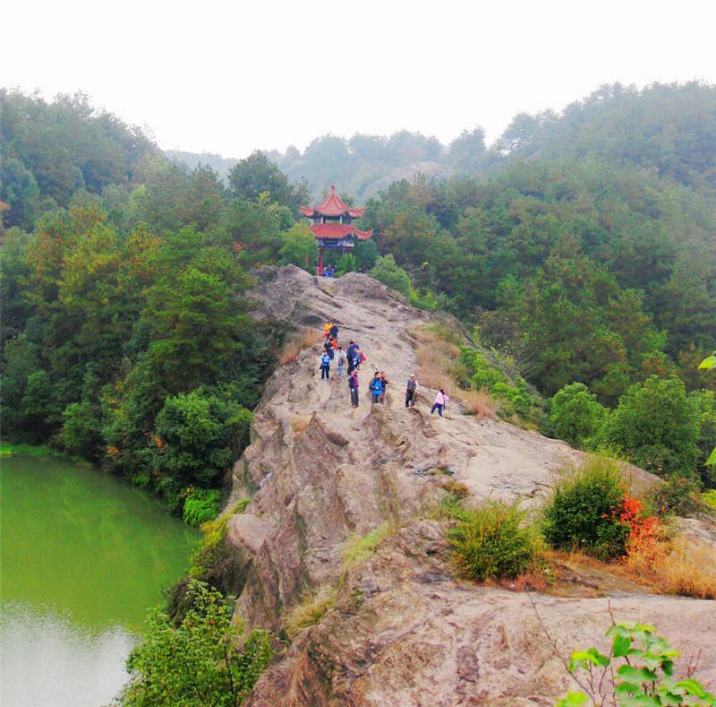 大冶市城西十五公里的陈贵镇境内,有小雷山,大泉沟,天台山等三大景区