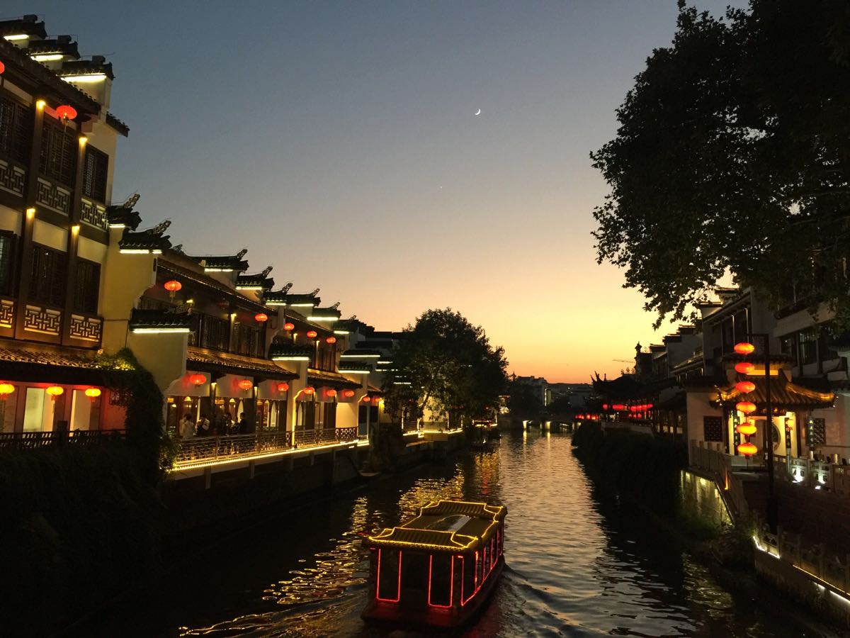 【携程攻略】江苏夫子庙秦淮河风光带景点,秦淮河上整齐排列的游船是一个不错的拍摄角度，特别是黄昏时分，你会…