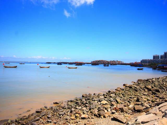 佳海岛连岛仅4公里旁边是全国最长的拦海大堤在海一方环境优美沙滩