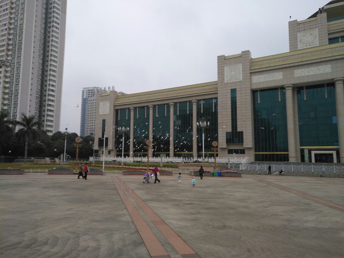 民族广场与广西壮族自治区博物馆离得很近,广场北面是比较宏伟的广西
