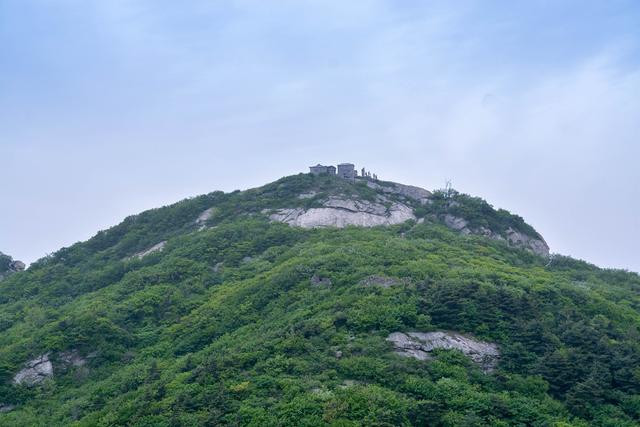 餐后续行几十米,就望见三潭景区的重要景点大贵山上的金顶.