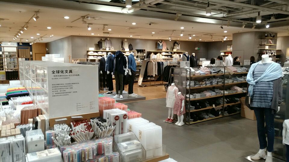 uniqlo原是一家销售西服的小服装店,经过发展成为国际知名服装品牌.