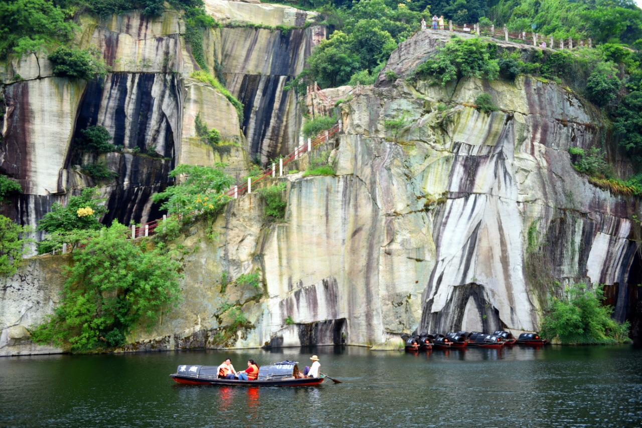 东湖在绍兴古城东约六公里处,以崖壁,岩洞,石桥,湖面巧妙结合,成为