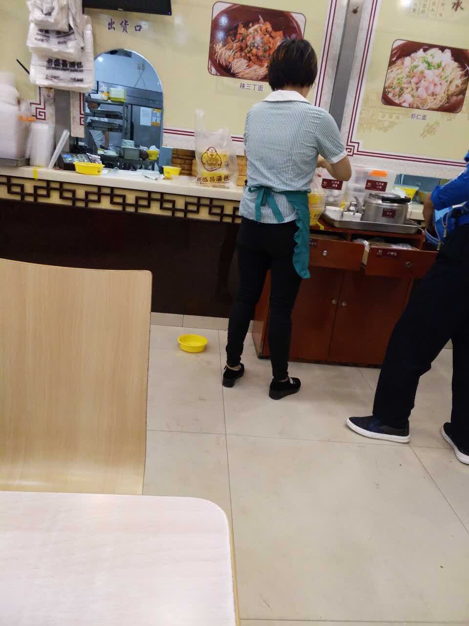 2019老盛昌汤包(金耀南路店)美食餐厅,服务员把一次性