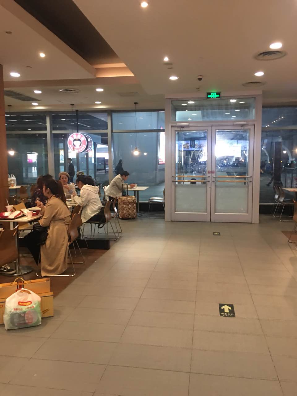 在高铁站,赶车之前来一份套餐又快又饱,旅行必备嘻嘻