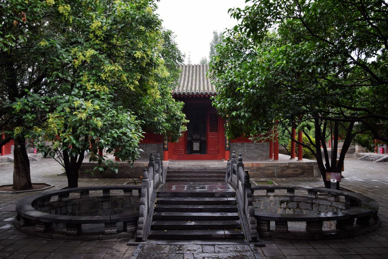 阳书院是中国四大书院之一景区面积不大却有两大镇院之宝一是汉封将军