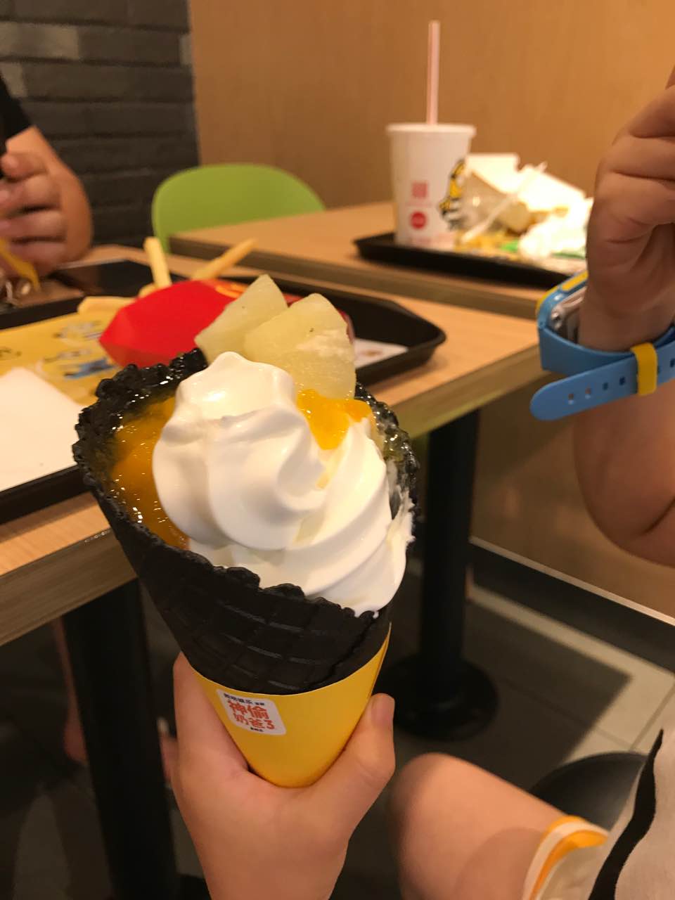 一家人一起享受麦生活中的大蜜蜜甜筒冰淇淋,父女俩吃得最开心了,一起