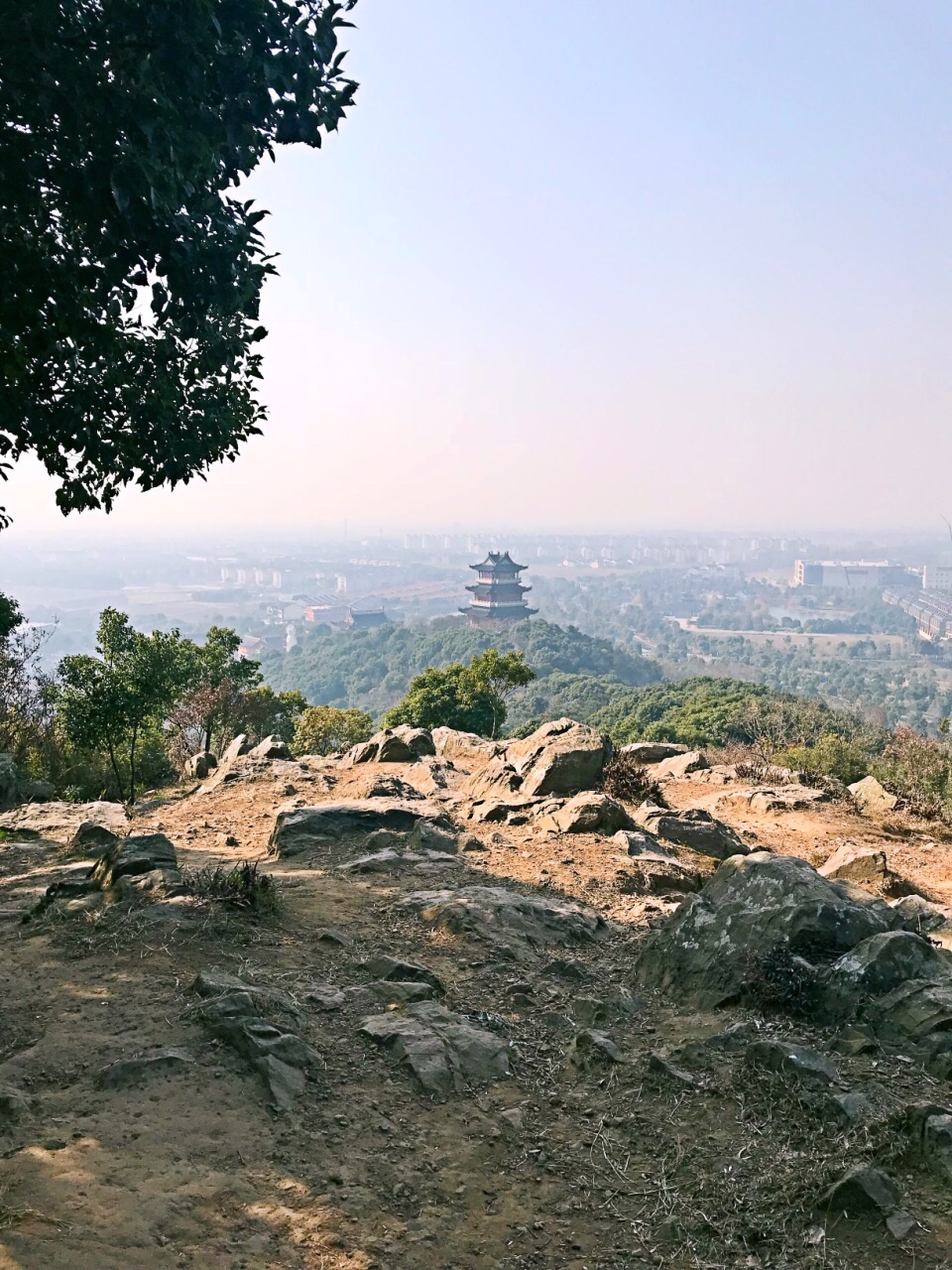 土路低矮的台阶爬上山顶看到永庆寺凤凰湖风景一般一侧下山大片墓区
