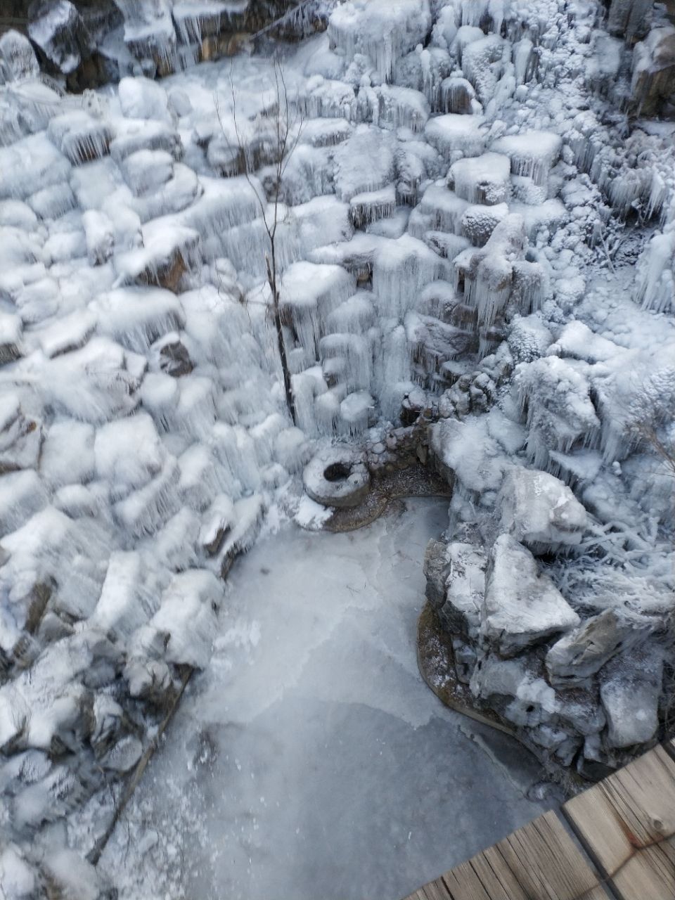 九顶塔滑雪场在九顶塔公园内部的山上,三个滑道分儿童,初学和中级公用