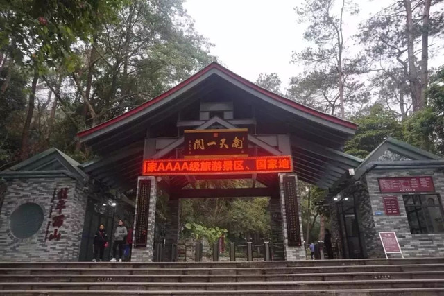 桂平西山风景区(部分项目费用自理) 桂平西山以"石奇,树秀,茶香,泉甘"