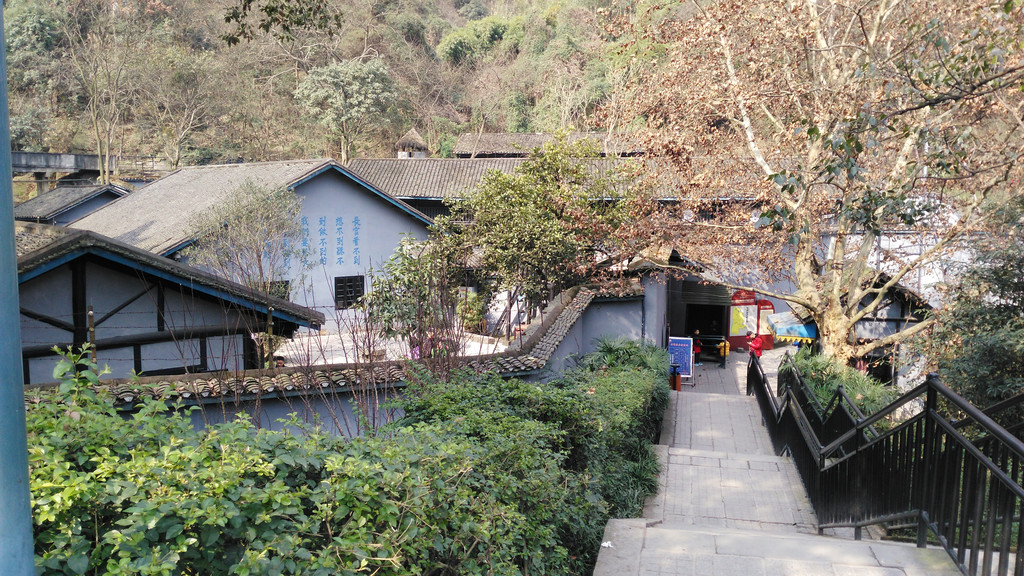 依次参观渣滓洞,歌乐山,戴公祠,白公馆.