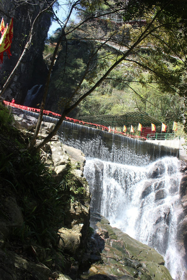 皇帝洞虽名洞,实为峡谷,以瀑布取胜,景区多桥.