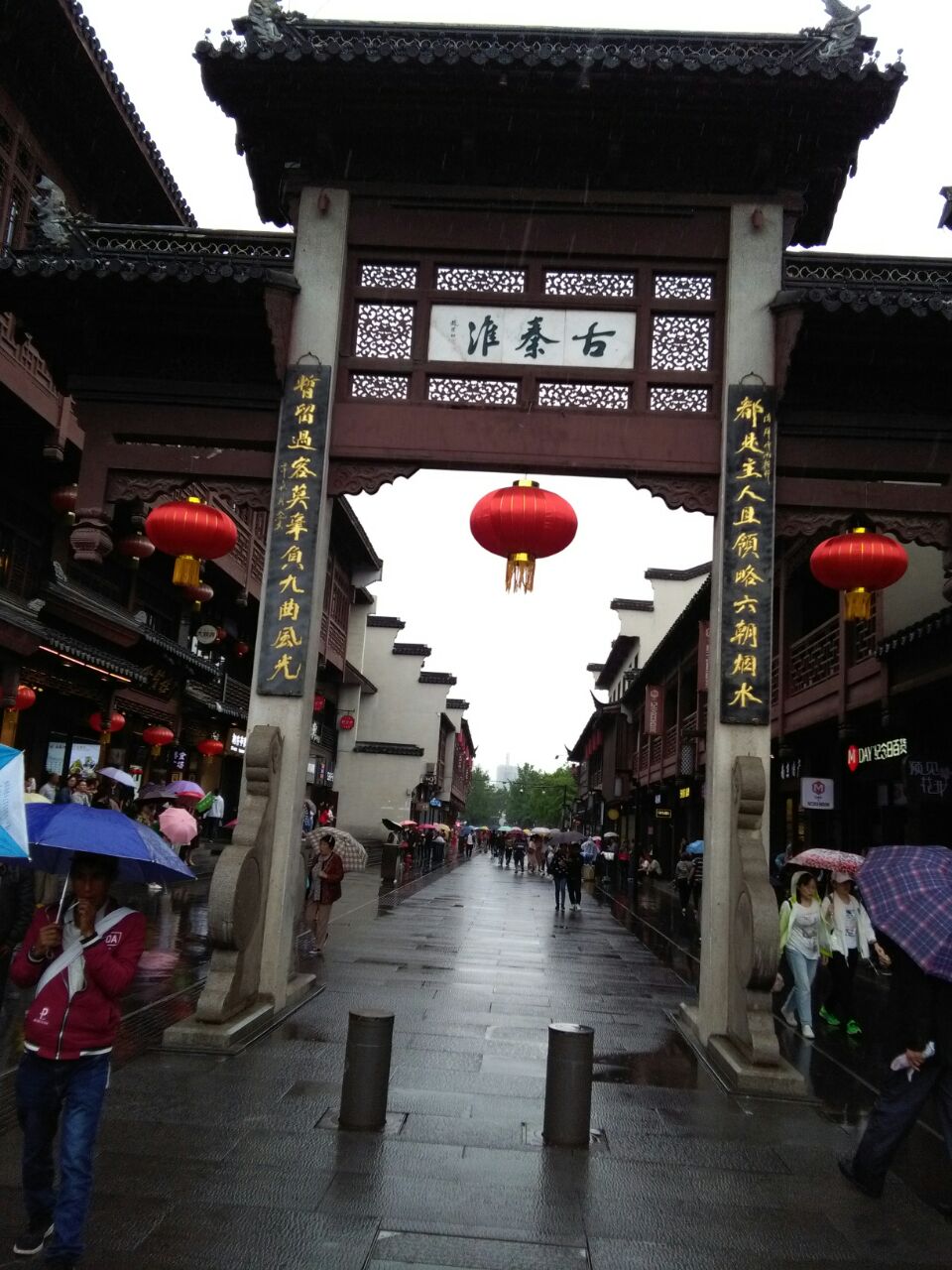 夫子庙是南京著名景点,夫子庙十贡院十瞻园十秦淮风光十小吃世界,值得