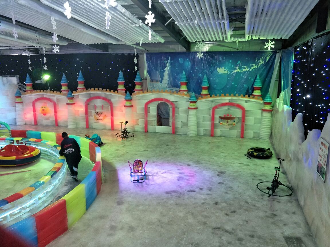 展示着世界各地珍稀动物216种2600余只,每年吸引来自世界各地访客五百万余人次。在做好园内野生动物保育工作的基础上,肩负着江苏地区野生动物的收容救护工作,积极发挥着本土野生动物综合保护的重要职能。作为全国科普教育基地,红山森林动物园积极开展形式多样的公众教育项目,致力于培养公众对自然、对生命的同理心、爱心和感恩之情,提升大众保护野生动物及生态环境的意识和行动力。