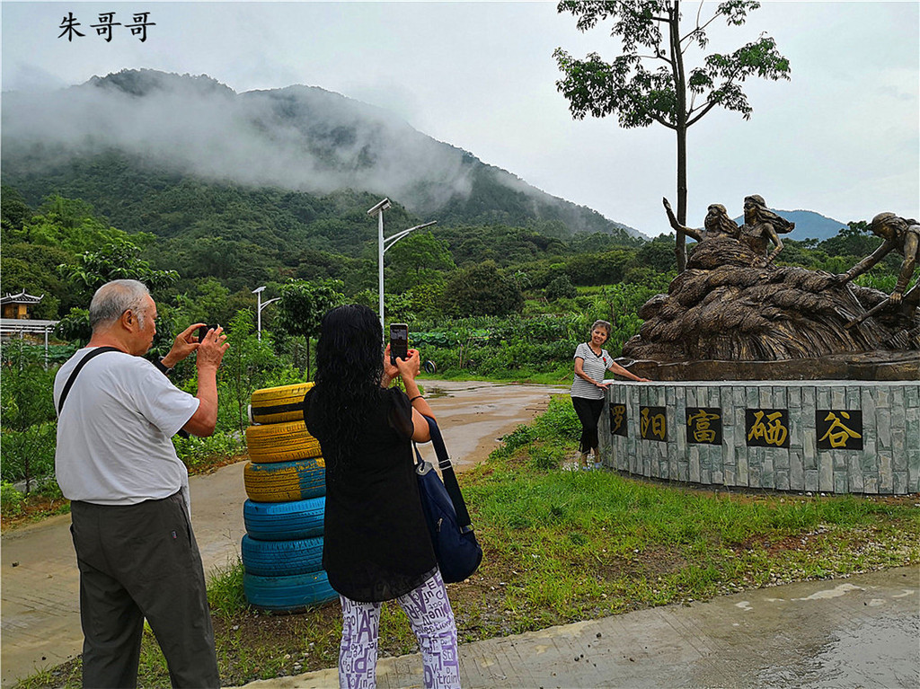 罗阳山,属广西六万大山余脉,为广西灵山县和浦北县两县界山,主峰罗阳