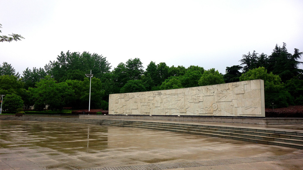 它是一个包含"一场(龙川广场),一带(运动休闲风光带),一河(新通扬运河