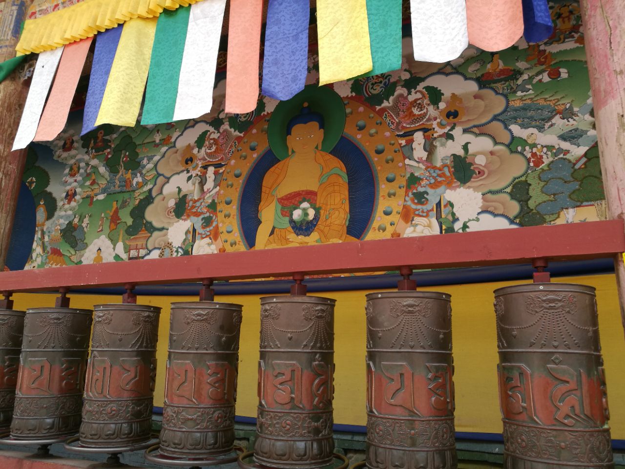 酥油花,壁画和堆绣被誉为"塔尔寺艺术三绝",另外寺内还珍藏了许多佛教