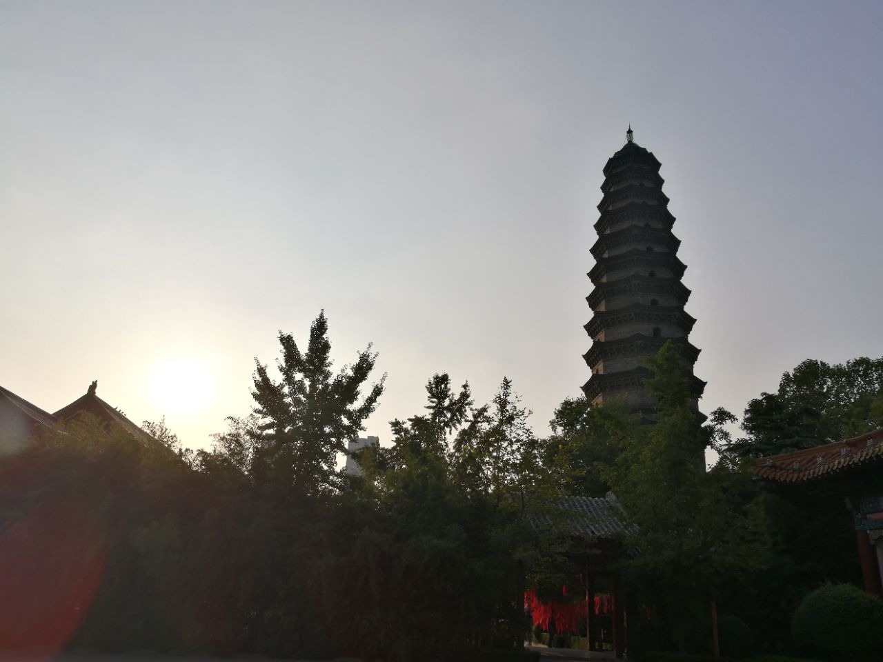 属于国家4a级景区,寺内有太子灵踪塔,地宫,塔林等