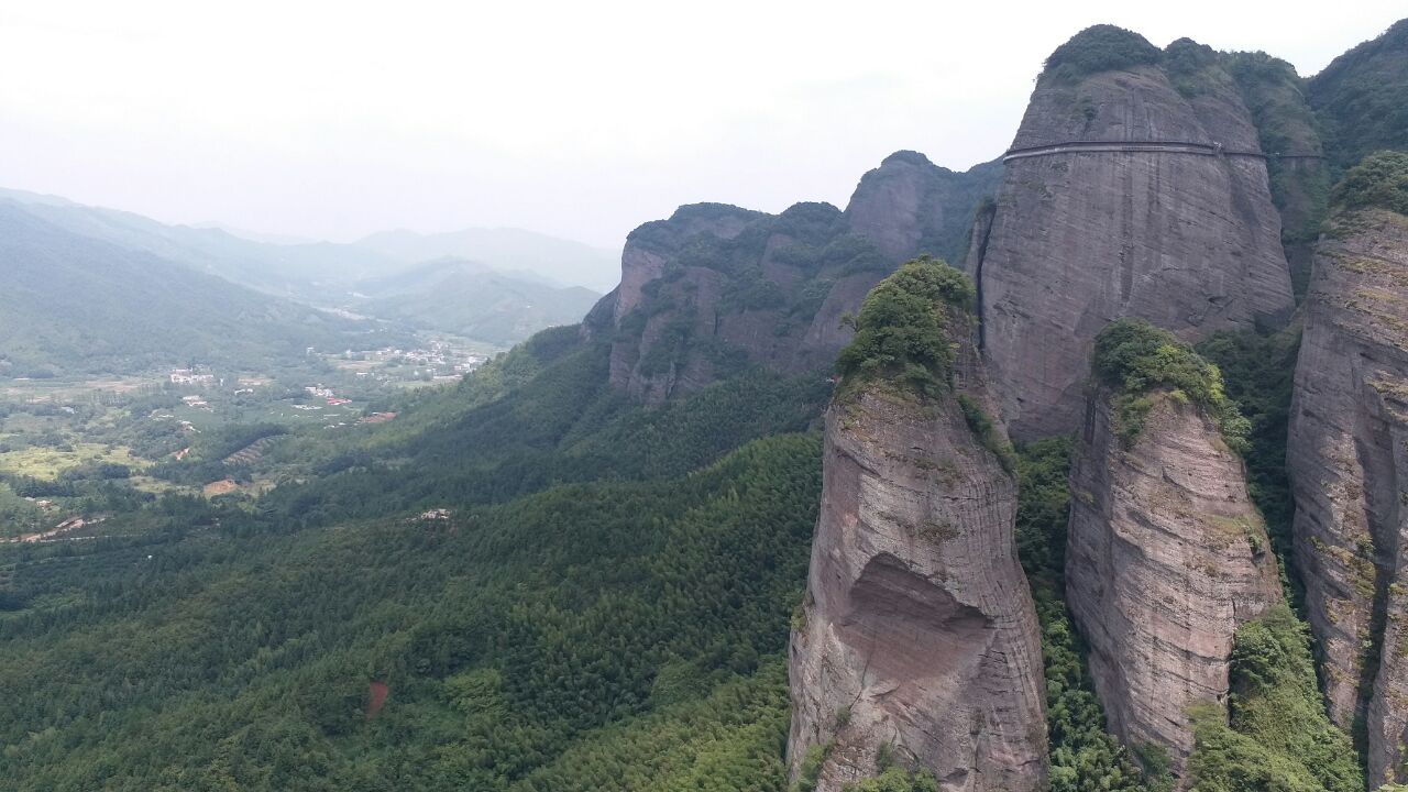 南武当山位于江西赣州市龙南县武当镇境内105国道旁边,丹霞地貌风景