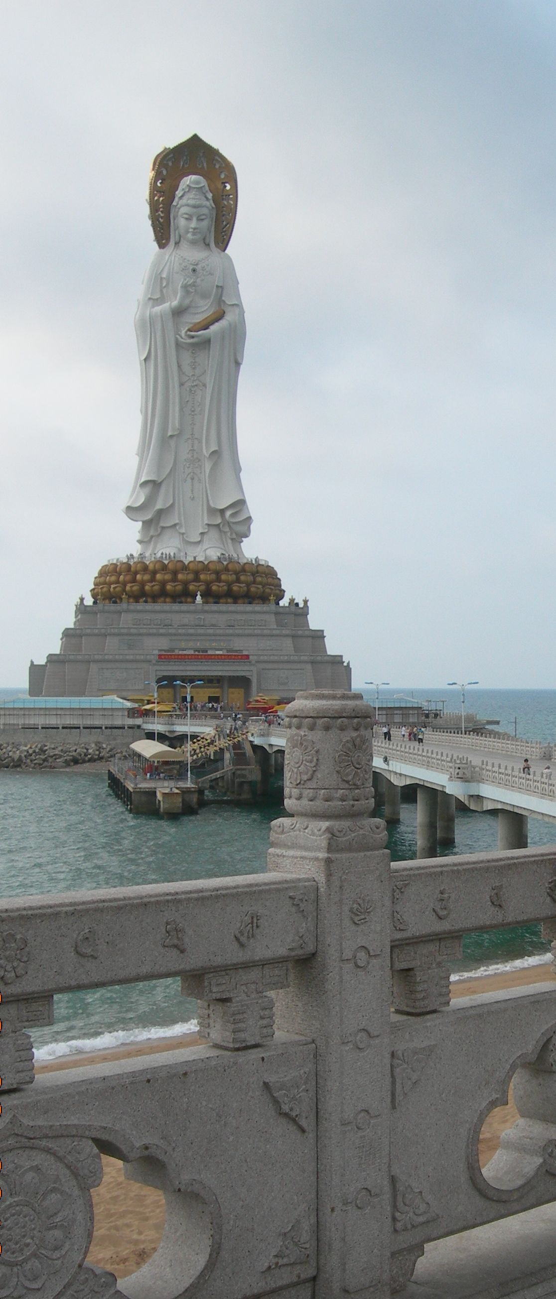 的南海上有着吉祥仁慈普渡众生的南海观音菩萨,她脚踩莲花,腾云驾雾