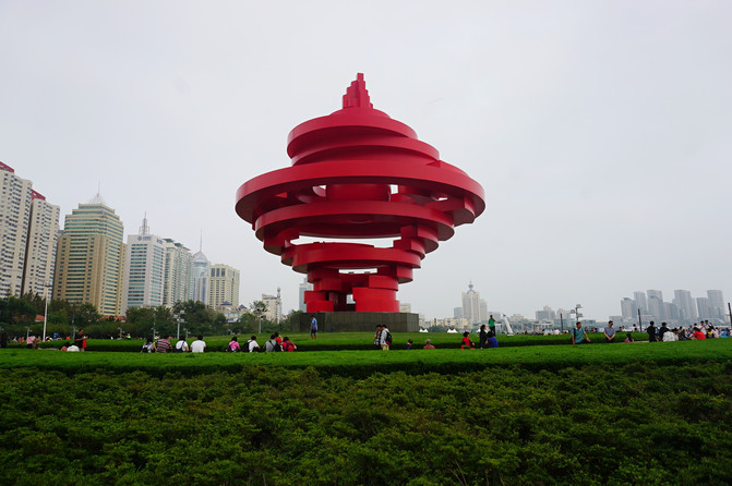 沿着海边往奥帆中心方向走,能远远看到五环和灯塔.