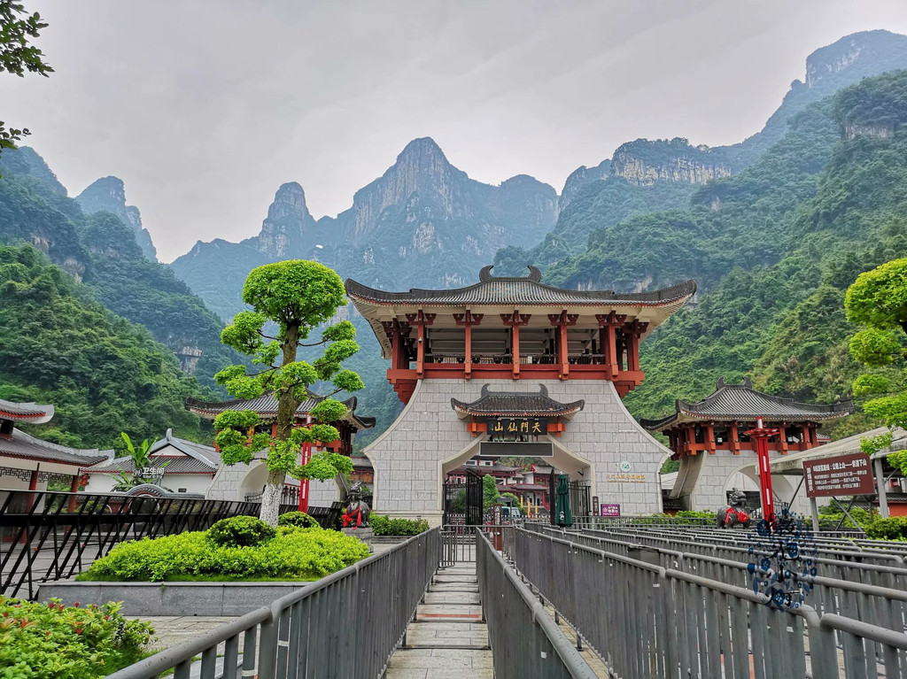 看看这些排队的通道吧,快要吓,到了旅游旺季,这里差不多要排队2