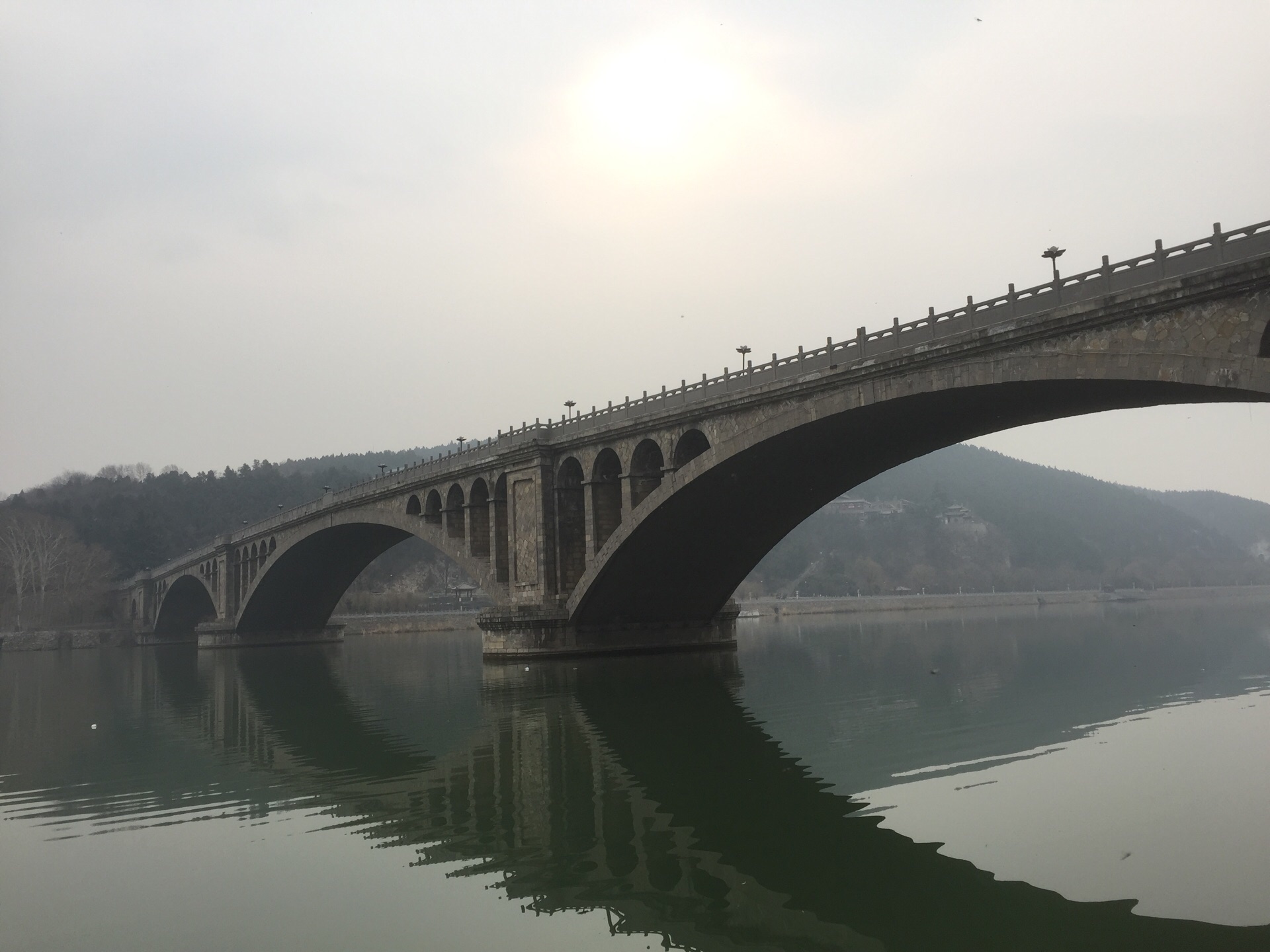 进入景区走300米左右就见到龙门大桥从河边远眺大桥是横跨两岸的石桥