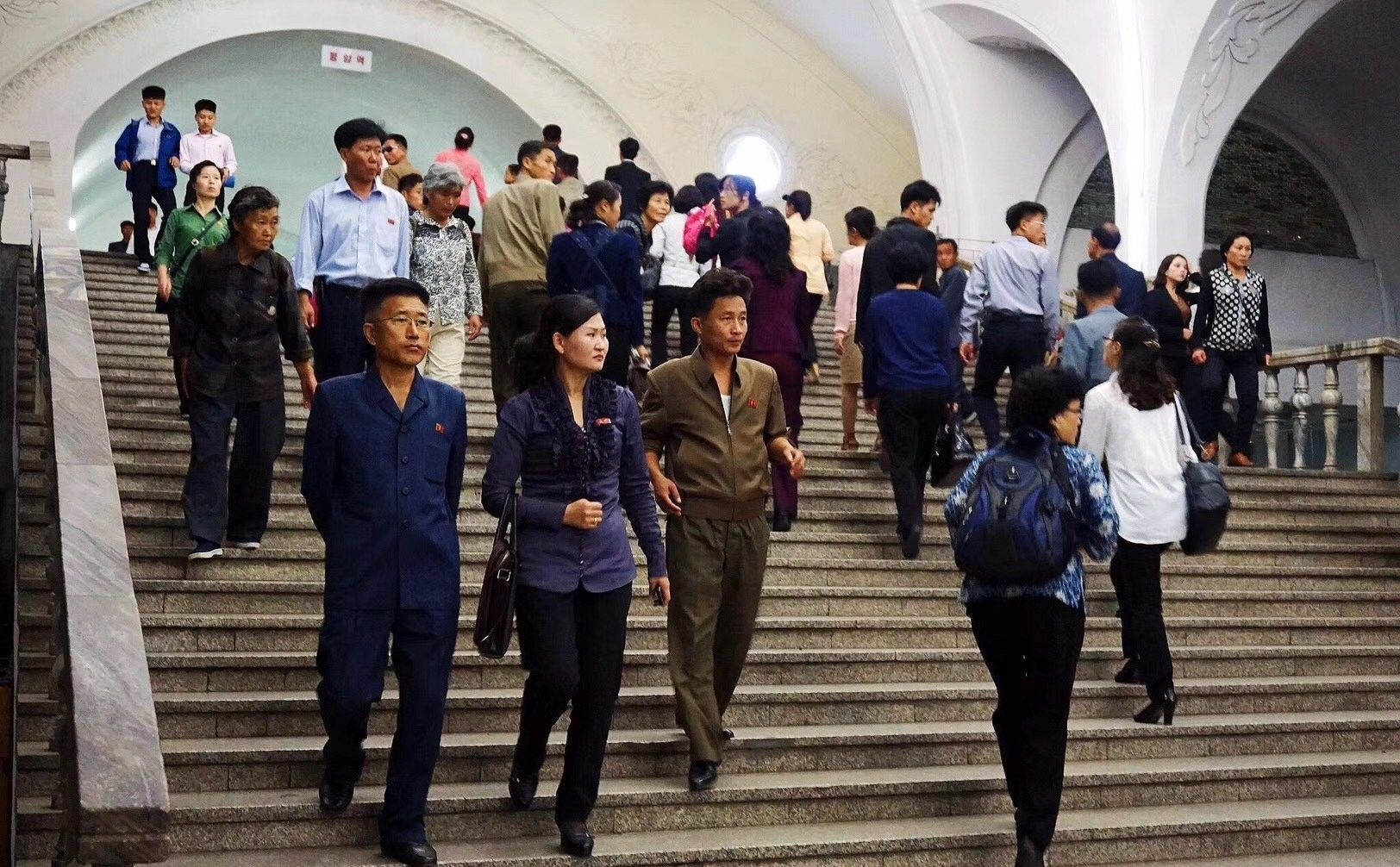 车厢看上去有些老旧但很干净,平壤市民似乎习惯了游客参观,表情淡然.