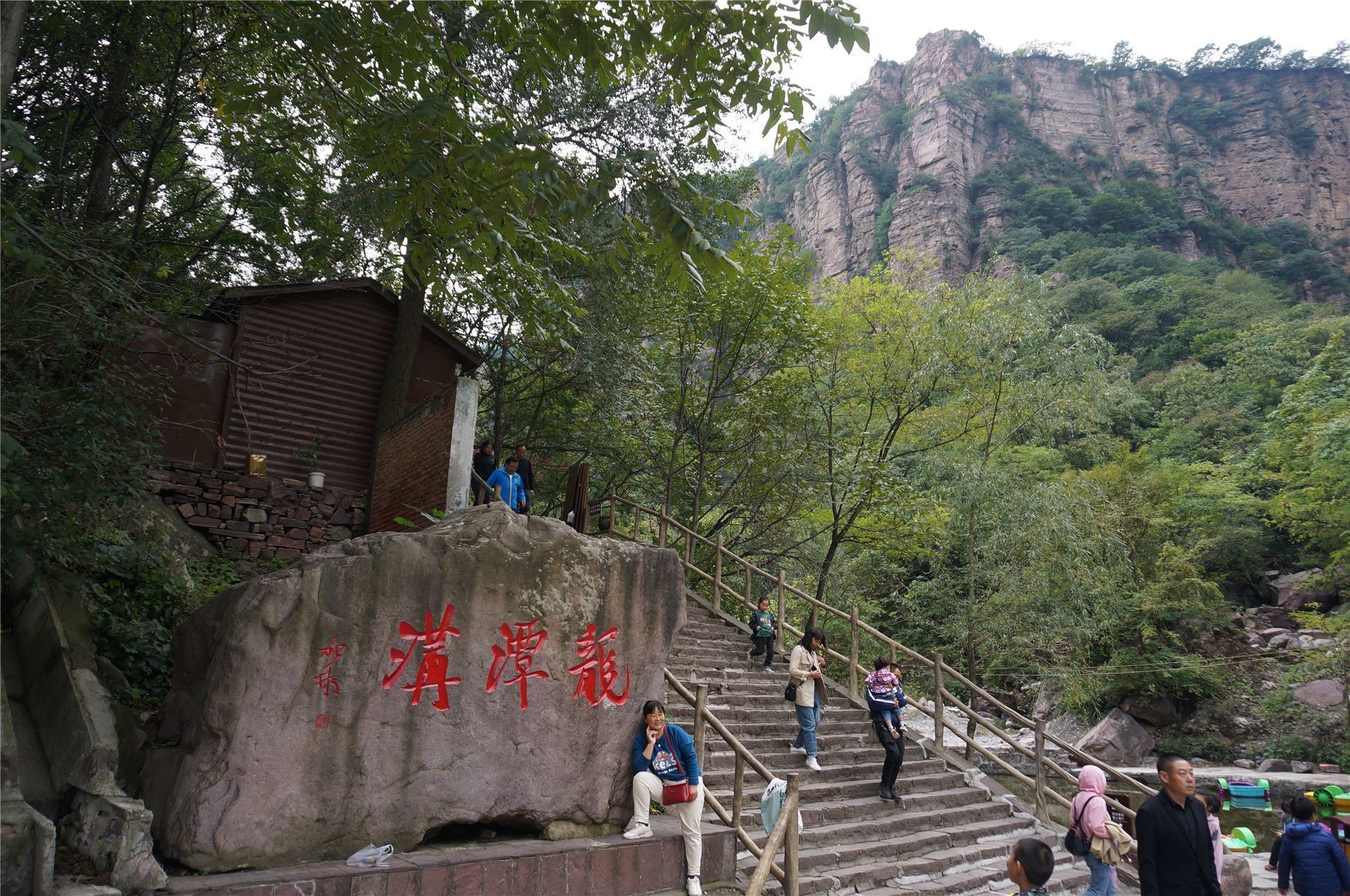 是位于万仙山景区里面的一条村子,有班车直接回到辉县和新乡,同时