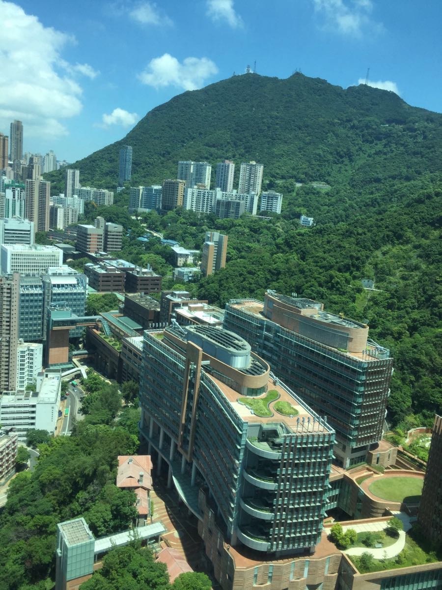 沿着半山腰就能够看到香港大学的部分面貌,由于港岛的西半山是迂回