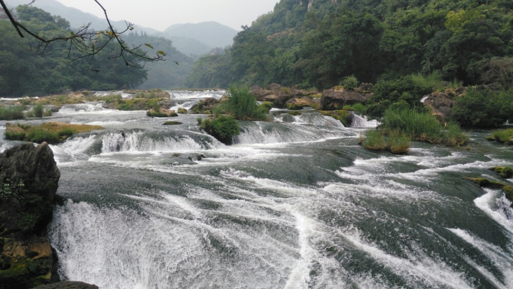 【携程攻略】镇宁银链坠潭瀑布景点,位于天星桥景区内,从景区入口到达