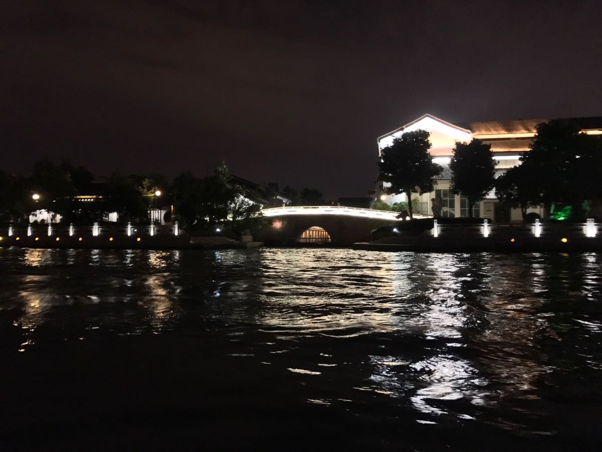 夜游护城河