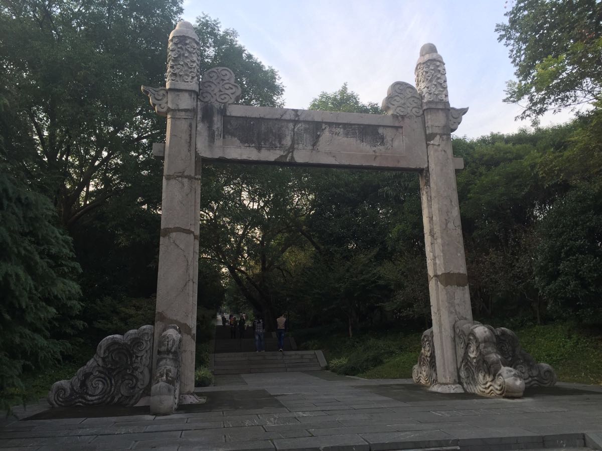 位于南京中山门外,南京农业大学卫岗校区北门,南京地铁2号线下马坊站
