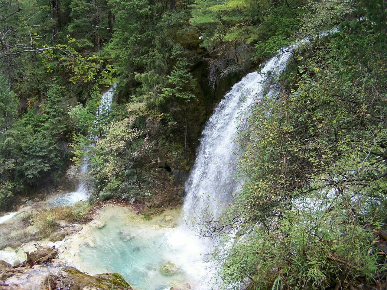 九寨沟风景区是我国著名的自然风景区,这里的美无法用语言来表达.